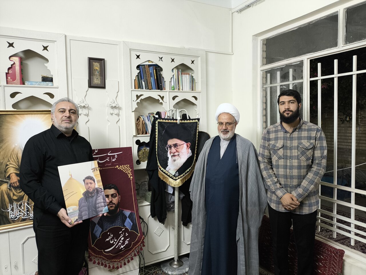 نماینده آیت‌الله اعرافی با خانواده طلبه شهید محمدتقی باعاطفه دیدار کرد + عکس