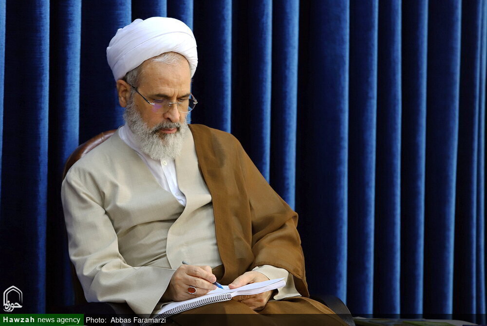 تقدیر آیت الله اعرافی از استادان و معلمانی که در ایام جنگ ناجوانمردانه آمریکایی- صهیونی فداکارانه نقش آفرین بودند