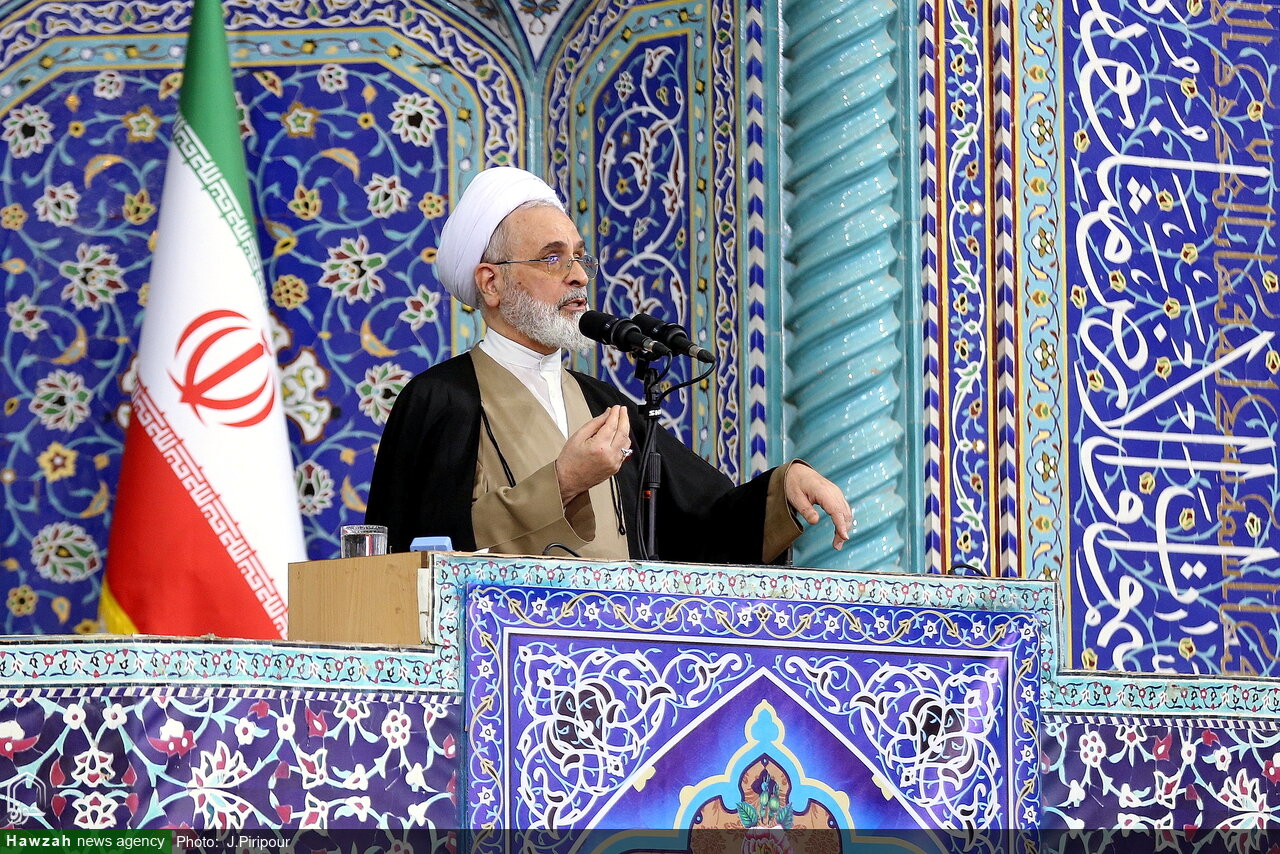 آیت الله اعرافی در نمازجمعه قم تبیین کرد: ۸ سیاست جدید ایران در مقابله با دشمنان / تا هر زمانی لازم باشد ملت ایران در میدان حضور دارد