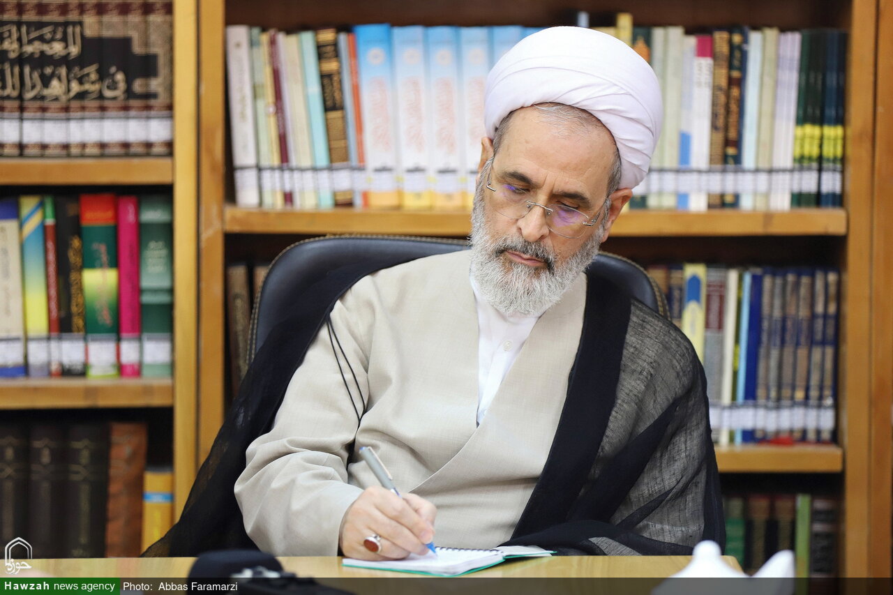 آیت‌الله اعرافی در پیام تحلیلی و راهبردی تبیین کرد: ۹ ویژگی کلان و راهبردی نهضت بزرگ ملت ایران / چرا ۱۵ خرداد پرچم برافراشته بر بام ایران است؟